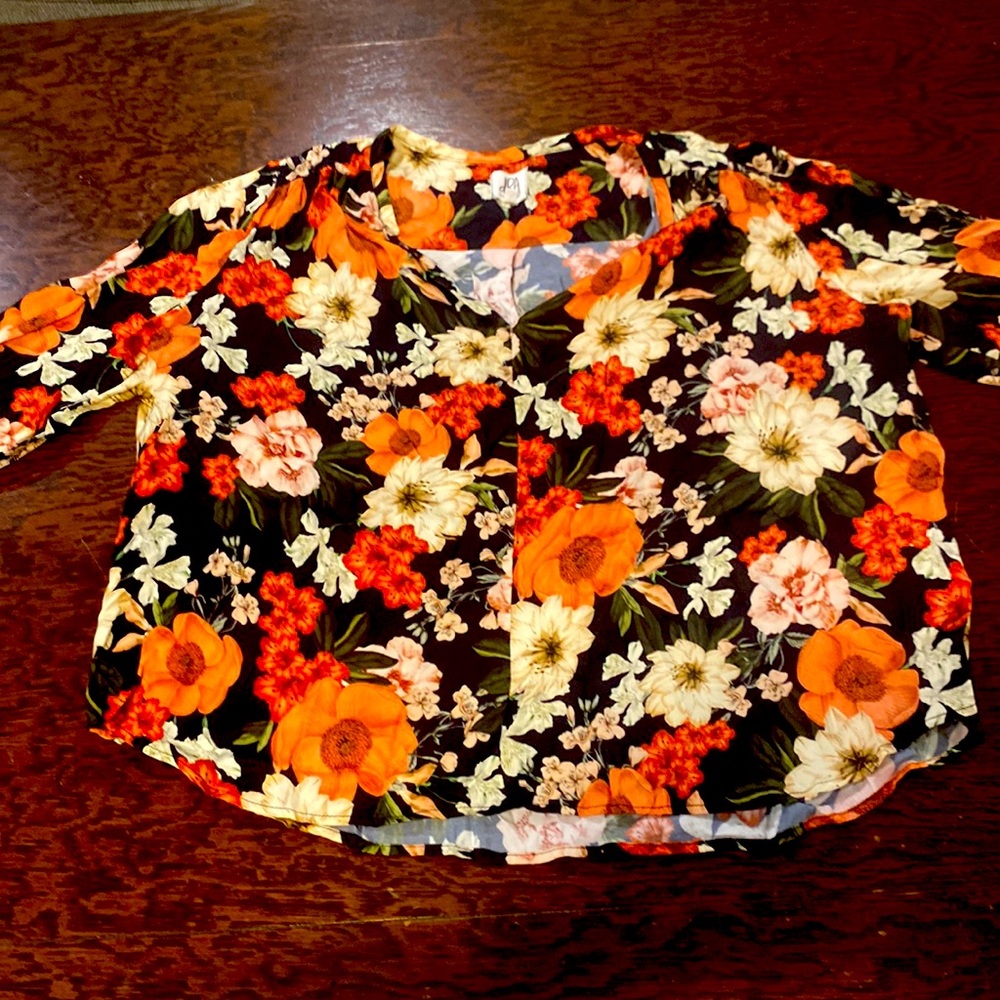 DRA Los Angeles Floral Print Blouse. Very nice quality material.